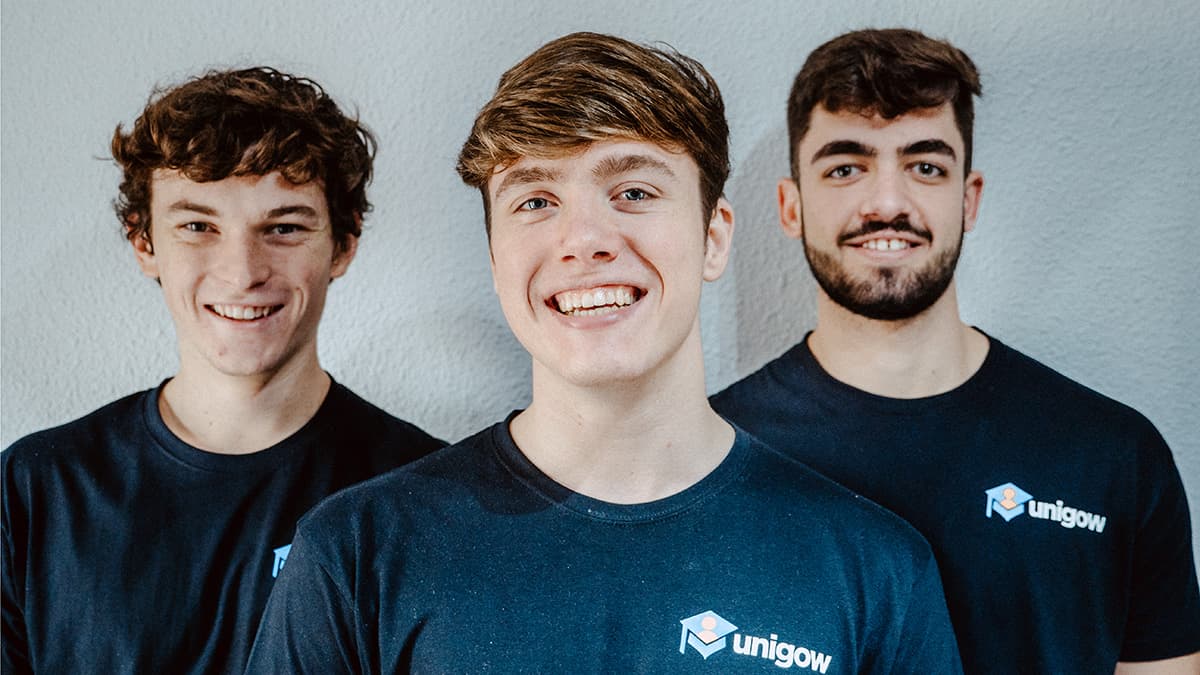 Louan Rousseau, Alejandro Cañada y Alejandro Sánchez con la camiseta de Unigow